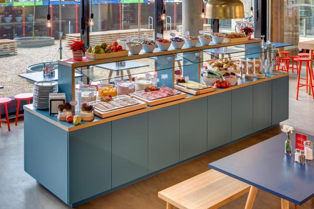 A vibrant breakfast buffet at MEININGER Hotel Berlin