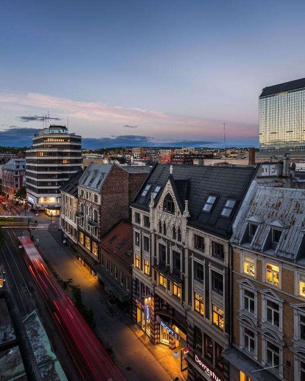 Clarion Collection Hotel Folketeateret at night