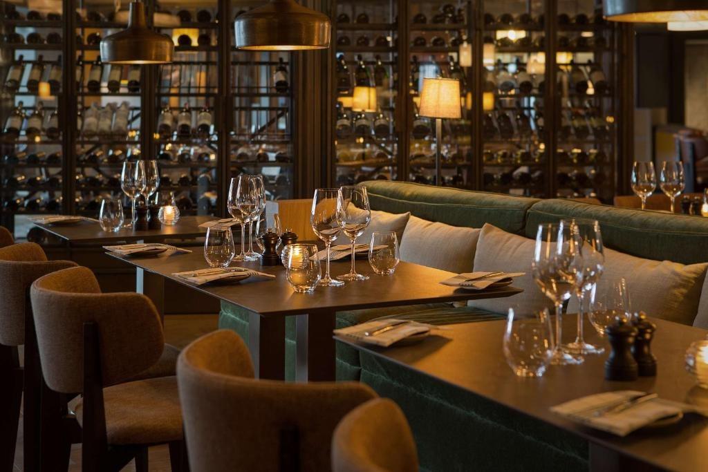 Elegant bar at Scandic Holmenkollen Park restaurant