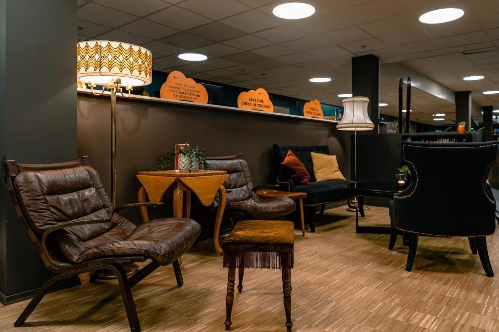 Elegant lounge area at Smarthotel Oslo
