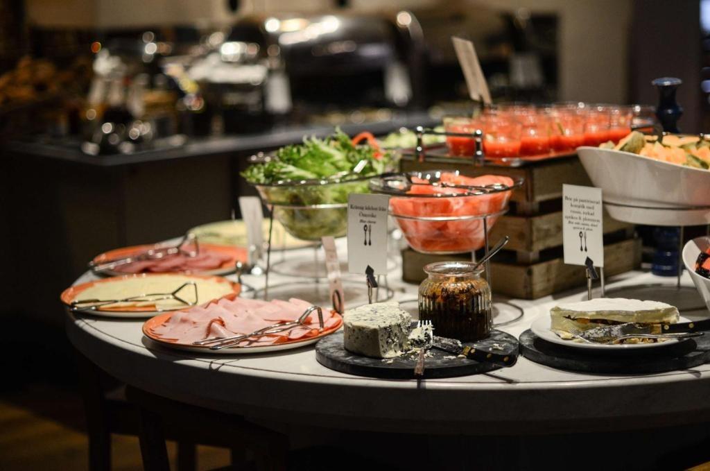 restaurant buffet at Hotel Kung Carl, WorldHotels Crafted
