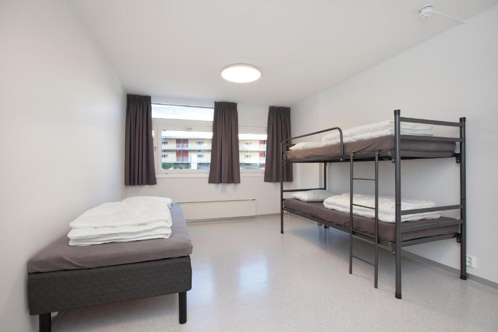 Simple room at Anker Hostel with a single and loft bed