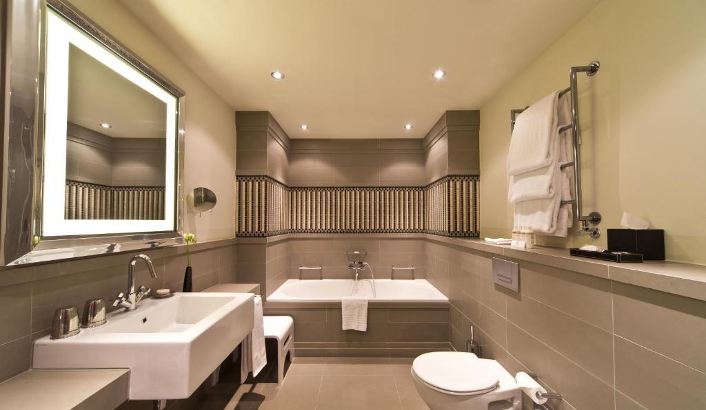 Spacious and modern looking bathroom inside Rocco Forte Hotel De Rome