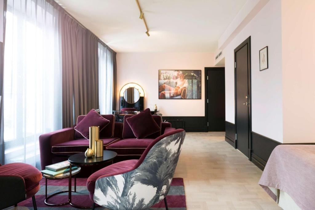 Streamlined and stylish room at Haymarket by Scandic 