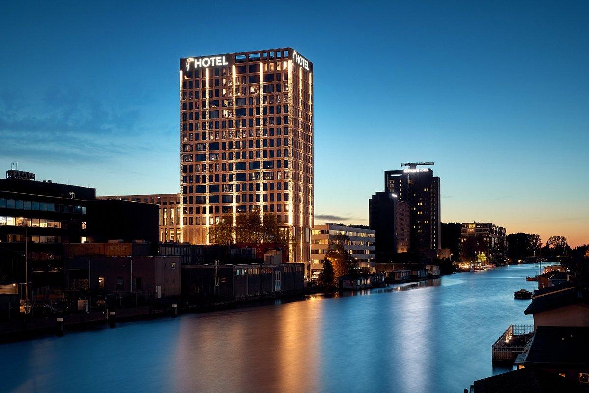 Van der Valk Hotel at night